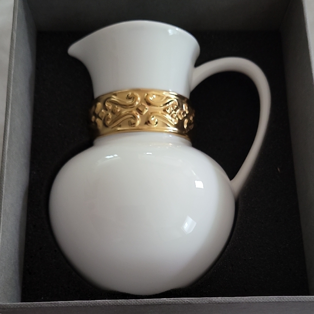 Elegant Katy Briscoe Bone China With 24k Gold Pitcher